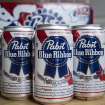 سرقت یک کامیون حامل 18 تن آبجوی Pabst Blue Ribbon در کالیفرنیا