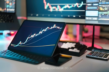 سرمایه‌گذاران XRP با وجود کاهش قیمت به ۱ دلار و افزایش گمانه‌زنی‌های نزولی، روی بازگشت قیمت شرط می‌بندند