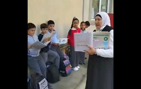 تدریس معلم اخراجی باکویی در خیابان پس از اخراج