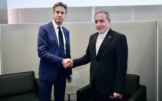 فشار بر وزیر خارجه انگلیس برای توضیح دست دادن با عراقچی پس از هشدار درباره تهدید ایران