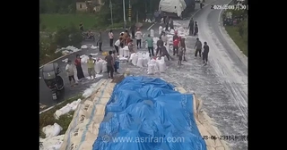 واژگونی محموله برنج در چین؛ تلاش برای جمع‌آوری کیسه‌ها