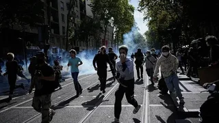 واکنش اینترنشنال به باتوم پلیس فرانسه و سس گوجه روی رضا پهلوی