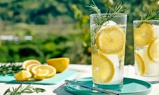 با این نوشیدنی‌های معجزه‌گر در روزهای داغ تابستان، از خطر گرمازدگی و عوارض خطرناک آن در امان بمانید