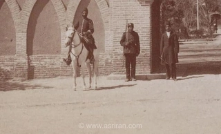 نگاهی به تهران قاجاری؛ حضور سربازان ایرانی مقابل سفارت انگلیس