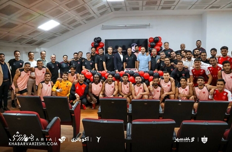 جشن تولد دسته‌جمعی برای مهدی تارتار در پرسپولیس