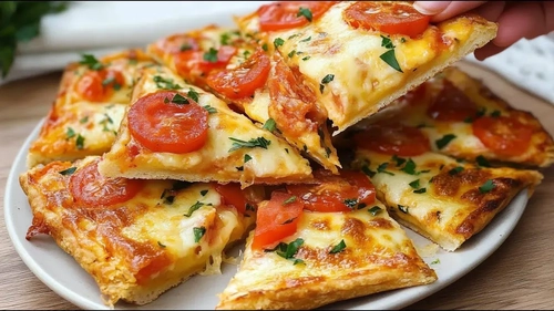طرز تهیه پیتزای سیب‌زمینی رنده‌شده با پنیر و گوجه