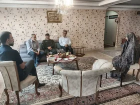 دیدار مشاور فرمانده کل سپاه با خانواده بنیانگذار مرکز اسناد دفاع مقدس