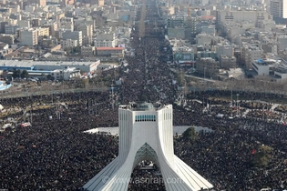 نمای هوایی از میدان آزادی و حضور گسترده مردم در مراسم تشییع رهبر شهید