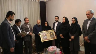 تجلیل از خانواده شهید خلبان مجید کاظمی توسط مدیرکل فرهنگ فارس