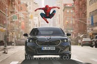 نمایش تبلیغات فیلم مرد عنکبوتی در نمایشگر خودروهای بی‌ام‌و؛ آیا حریم خصوصی رانندگان نقض شده است؟