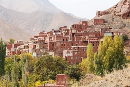 روستای ابیانه؛ تماشای خانه‌های سرخ و طبیعتی سرسبز در دامنه کوه کرکس استان اصفهان