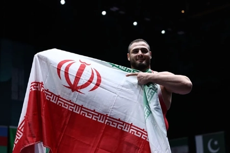 هدایای مدال طلای فردین هدایتی و اهتزاز پرچم ایران
