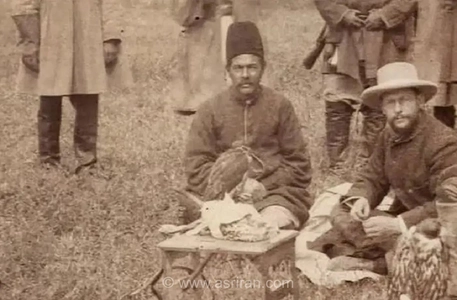 تصویری از مهمانان اروپایی در شکار با قوش در تهران قاجاری