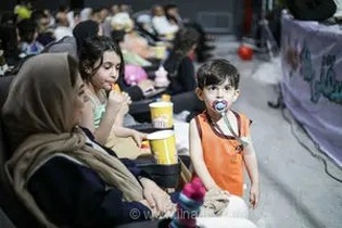 اکران افتتاحیه انیمیشن «نبرد با خرچنگ» با حضور هنرمندان و استقبال پرشور کودکان در سینما مهر شاهد تهران
