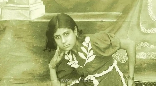 تصویر دیدنی از یک دختر ایرانی در صد سال پیش؛ ثبت حرکت ورزشی ۱۸۰ درجه در آتلیه