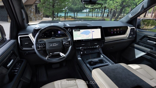 جی‌ام رابط کاربری جدیدی به مهم‌ترین کامیون‌های خود می‌دهد و از CarPlay پشتیبانی می‌کند