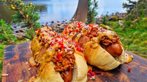 طرز تهیه هات‌داگ ترد و خوشمزه در طبیعت