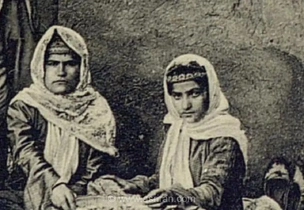 تصویری قدیمی از زنان کرد در حال تهیه کتیرا در دوران قاجار