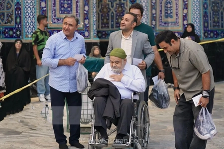 تصاویری دیدنی و کمتر دیده شده از آخرین زیارت مرحوم اکبر عبدی در حرم مطهر امام رضا (ع)