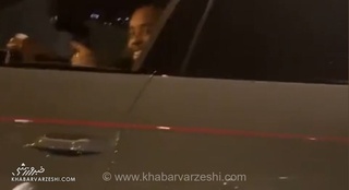 لحظه غافلگیرکننده شکار ستاره پاری‌سن‌ژرمن پشت فرمان خودروی لوکس توسط یک هوادار کنجکاو در خیابان
