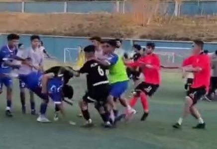 درگیری شدید بازیکنان استقلال نوجوان در لیگ تهران