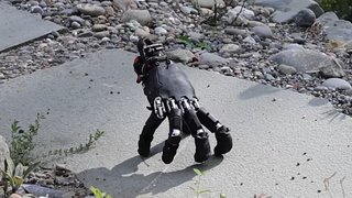 دست مصنوعی هوشمند با حرکتی شبیه به عنکبوت، کابوس‌وار به راه افتاد
