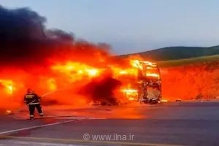 مهار حریق یک دستگاه اتوبوس در پارکینگ سازمان اتوبوسرانی شهر اراک