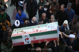 تصاویر هوایی از حضور حماسی مردم میناب در آیین تشییع پیکر دانش‌آموزان جان‌باخته در حادثه اخیر