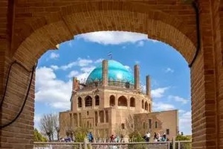 پایان نیم قرن انتظار برای تماشای کامل گنبد سلطانیه/ داربست‌های داخلی پس از مرمت کتیبه بزرگ داخل سلطانیه برچیده می‌شود