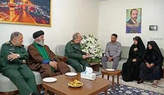 دیدار سرپرست وزارت دفاع با خانواده شهید علی فولادوند