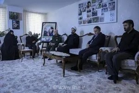 سردار صفوی در منزل شهید حاجی‌زاده: یاد و خاطره فرمانده نیروی هوافضای سپاه گرامی باد