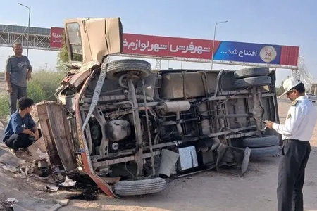 واژگونی مینی‌بوس کارگران در محور یزد به میبد/ مصدومیت ۸ نفر