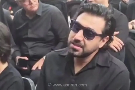 تصویری از دلداری روزبه بمانی به احسان خواجه‌امیری در مراسم ختم پدرش
