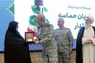 اهداء نشان فداکاری به خانواده شهید صحرایی
