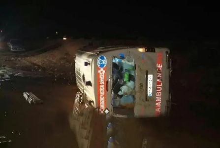 مصدومیت کادر درمان در واژگونی آمبولانس ایلام-مهران