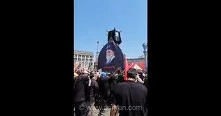 نخل‌برداری مردم یزد در مراسم تشییع رهبر شهید در میدان امام حسین تهران