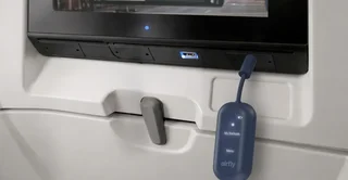 دونگل هدست بی‌سیم AirFly با صفحه نمایش برای ساده‌سازی فرآیند همگام‌سازی