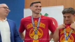 پاداش عجیب برای قهرمانان جام جهانی؛ گاوی و فابیان رویز به اندازه وزن خود گوجه‌فرنگی هدیه گرفتند