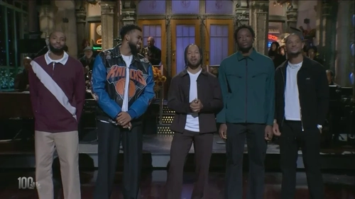 مونولوگ جالن برانسون در SNL با حضور هم‌تیمی‌هایش از نیویورک نیکس