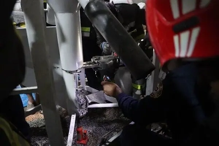 دومین حادثه مشابه در عرض ۲۴ ساعت: دوباره دست یک کارگر در دستگاه میکسر گیر کرد