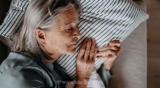 اختلال خواب در زنان بالای ۴۰ سال: علل و راهکارها