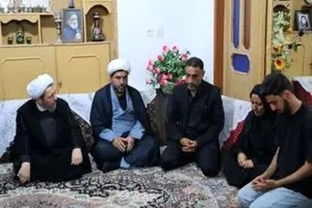 تجلیل رئیس عقیدتی سیاسی نیروی هوایی ارتش از خانواده شهید علیرضا بالیده در شهرستان بیرجند