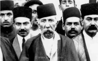تصویری کمتر دیده شده از مستوفی‌الممالک، سیاستمدار نامدار عصر قاجار و پهلوی در کنار یک هواپیمای قدیمی
