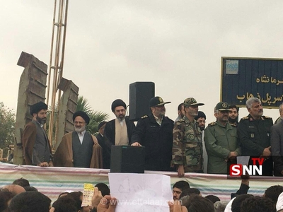 عکسی از رهبر انقلاب در سرپل ذهاب پس از زلزله شدید را ببینید