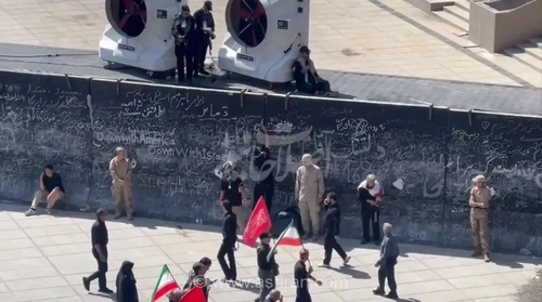 شعارنویسی سوگواران در مصلی