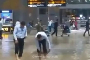 آب‌گرفتگی فرودگاه دهلی در پی بارش شدید باران