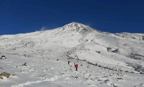 سفری به دل تاریخ؛ تصویری دیدنی از استراحت کوهنوردان ایرانی در مسیر صعود به قله دماوند در سال ۱۳۲۷