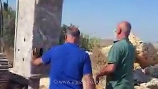 مالکان فلسطینی با دستان خالی در برابر بولدوزرها ایستادند