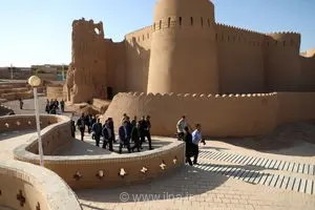 بازدید استاندار یزد از قلعه تاریخی ابرندآباد؛ تأکید بر تسریع در عملیات مرمت و احیای این بنای ساسانی
