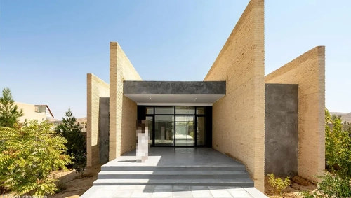 ویلای بی نشاط شیراز: معماری با دیوارهای سازمان‌دهنده فضا (+عکس)